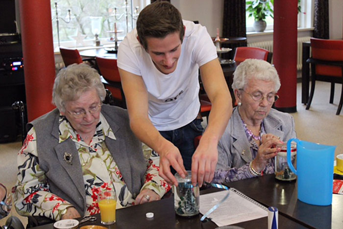 Un hogar de ancianos holandés ofrece a los estudiantes alojamiento gratis por el tiempo pasado con los residentes