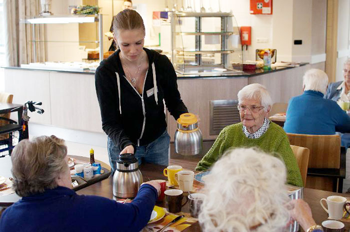 Un hogar de ancianos holandés ofrece a los estudiantes alojamiento gratis por el tiempo pasado con los residentes