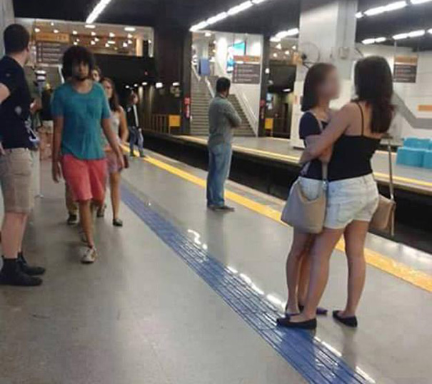 Nunca podrías adivinar por qué esta foto de dos mujeres abrazadas se hizo famosa en Brasil