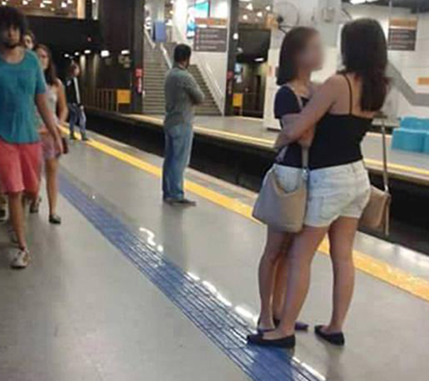 Nunca podrías adivinar por qué esta foto de dos mujeres abrazadas se hizo famosa en Brasil