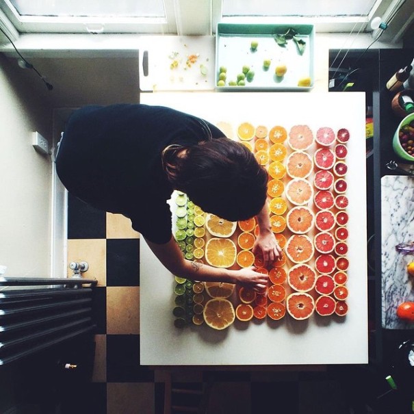 Esta fotógrafa ordena los alimentos en relajantes gradientes de colores