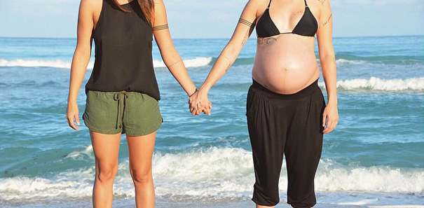 Esta pareja lesbiana publicó fotos de sus embarazos para animar a otras a comenzar una familia