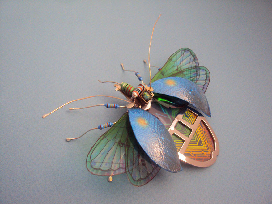 Estos insectos alados están hechos de componentes electrónicos y viejos circuitos
