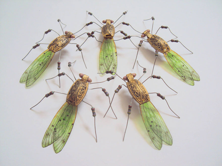 Estos insectos alados están hechos de componentes electrónicos y viejos circuitos