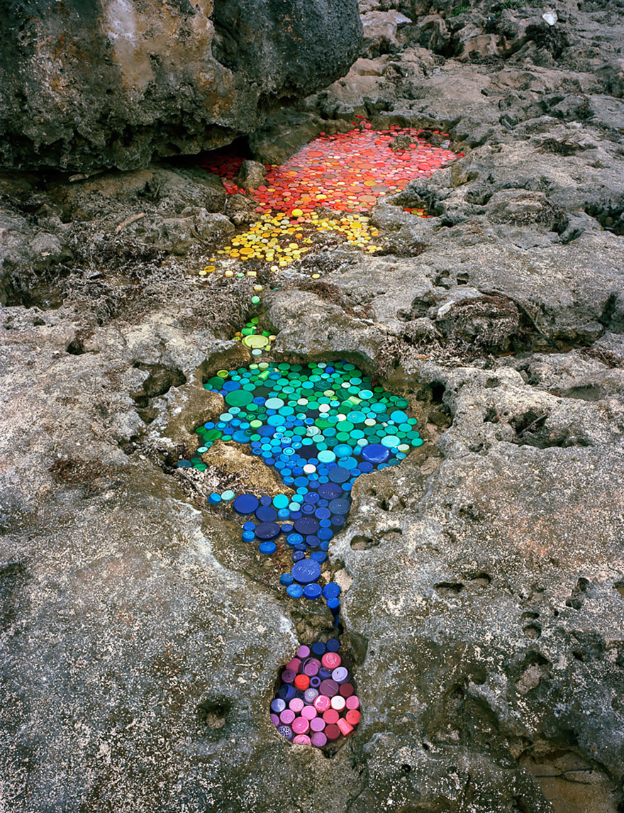 Este artista crea obras con la basura que llega a México procedente de 50 países de todo el mundo