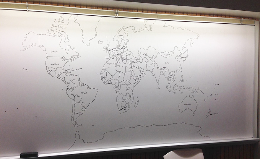 Niño de 11 años con autismo dibuja de memoria un mapa detallado del mundo