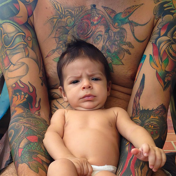 20 Bonitas estampas de bebés junto a sus padres tatuados