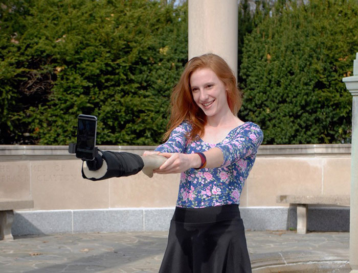Este palo para selfies camuflado como un brazo sirve para aparentar que tienes amigos