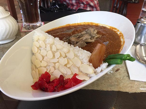 En los restaurantes japoneses sirven "presa de arroz con curry" para inundar tu plato