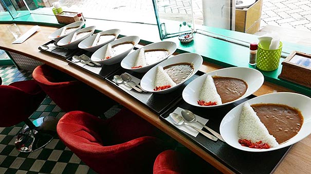 En los restaurantes japoneses sirven "presa de arroz con curry" para inundar tu plato