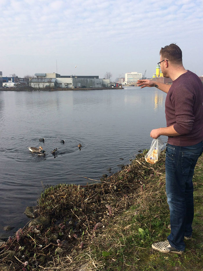 A este holandés le molestaba toda la basura que veía camino al trabajo, así que esto es lo que hizo: