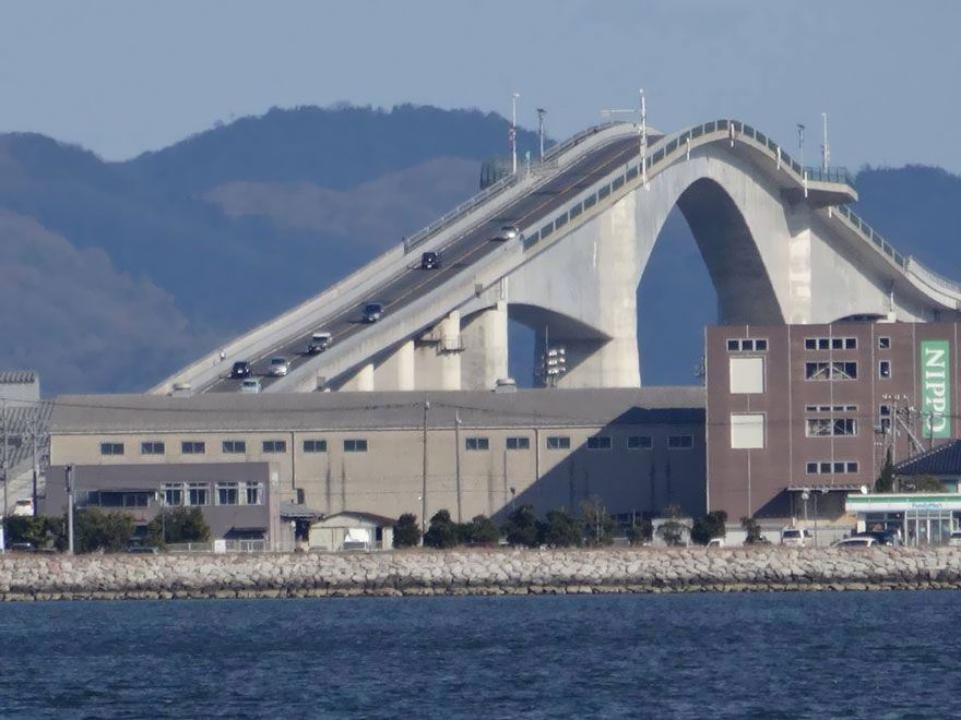 Este puente en Japón es tan empinado que parece una montaña rusa