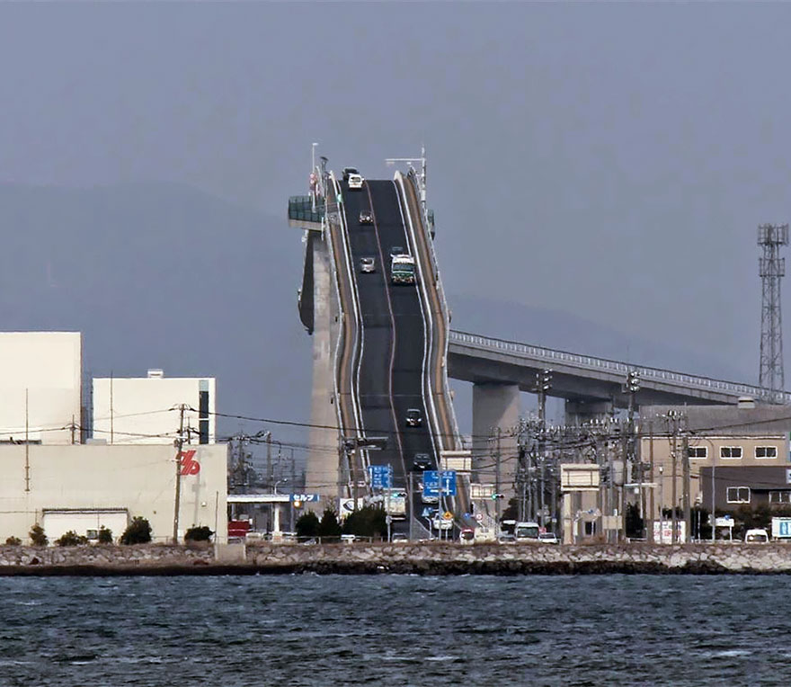 Este puente en Japón es tan empinado que parece una montaña rusa