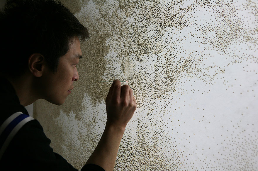 Este artista hace agujeros con palos de incienso para crear obras asombrosas