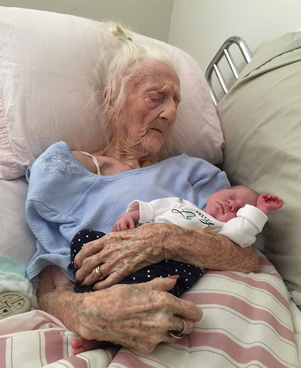 recien-nacida-nina-conoce-su-bisabuela-de-101-anos-rosa-camfield (3)