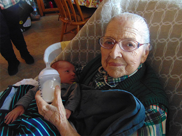 recien-nacida-nina-conoce-su-bisabuela-de-101-anos-rosa-camfield (4)