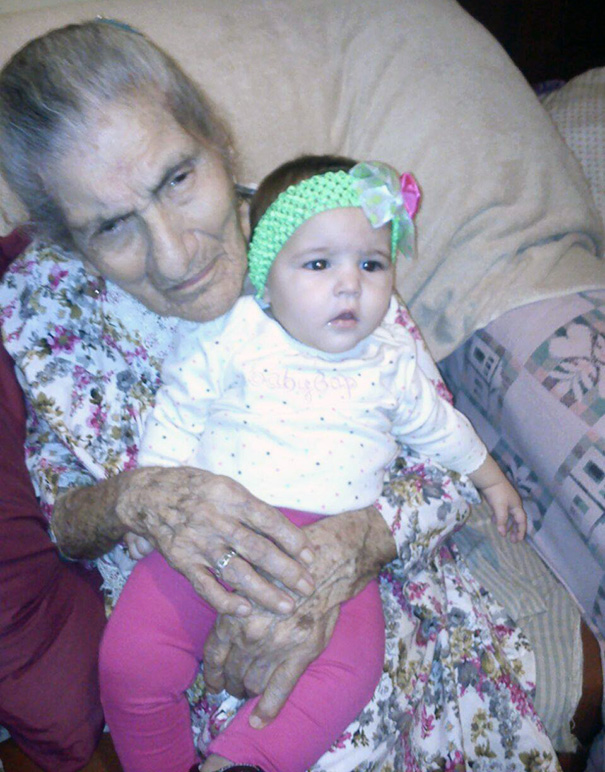 recien-nacida-nina-conoce-su-bisabuela-de-101-anos-rosa-camfield (6)