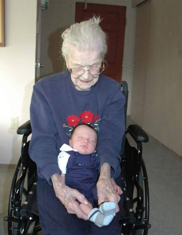 recien-nacida-nina-conoce-su-bisabuela-de-101-anos-rosa-camfield (7)