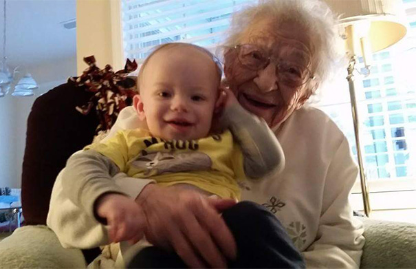 recien-nacida-nina-conoce-su-bisabuela-de-101-anos-rosa-camfield (8)