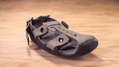 El calzado que crece: Este inventor crea unas sandalias que crecen 5 tallas para ayudar a millones de niños sin recursos