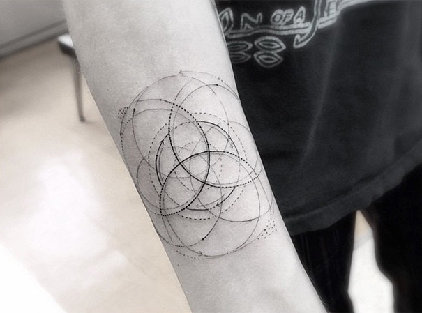 El Doctor Woo lleva experimentando con sus tatuajes geométricos desde que tenía 13 años