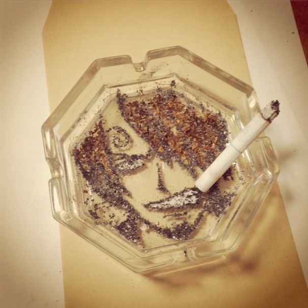 Fumar mata, pero este artista japonés hace arte con la ceniza de los cigarrillos