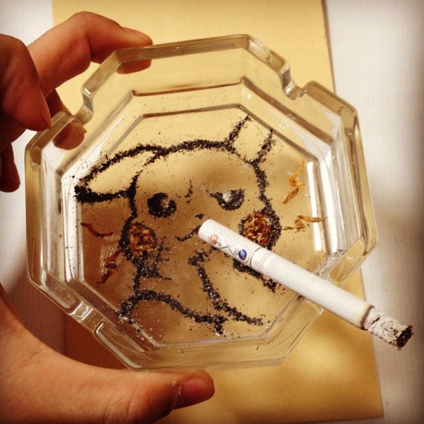 Fumar mata, pero este artista japonés hace arte con la ceniza de los cigarrillos