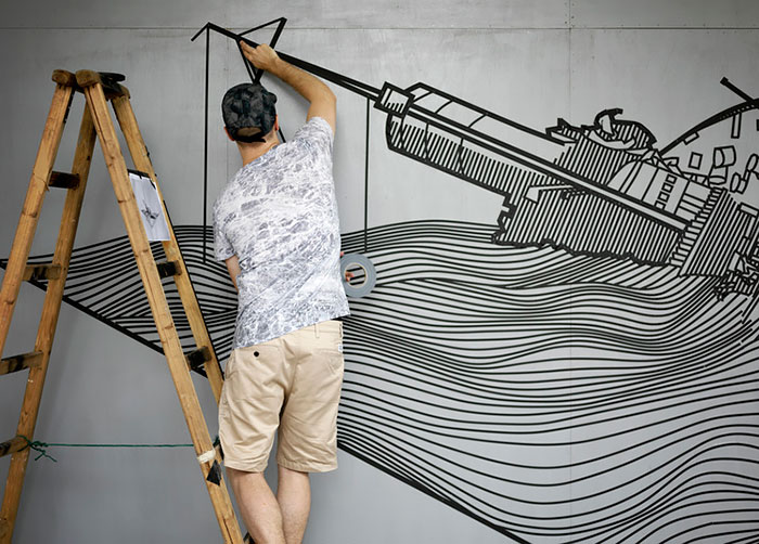 Este artista usa cinta adhesiva en vez de pintura para crear arte urbano
