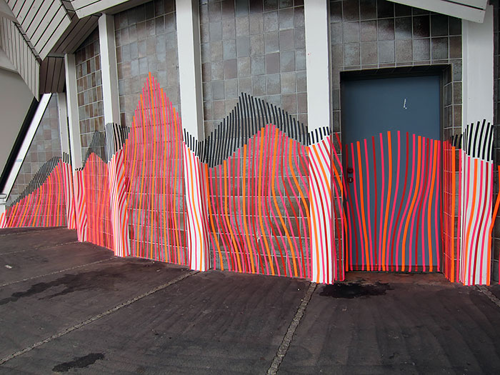 Este artista usa cinta adhesiva en vez de pintura para crear arte urbano