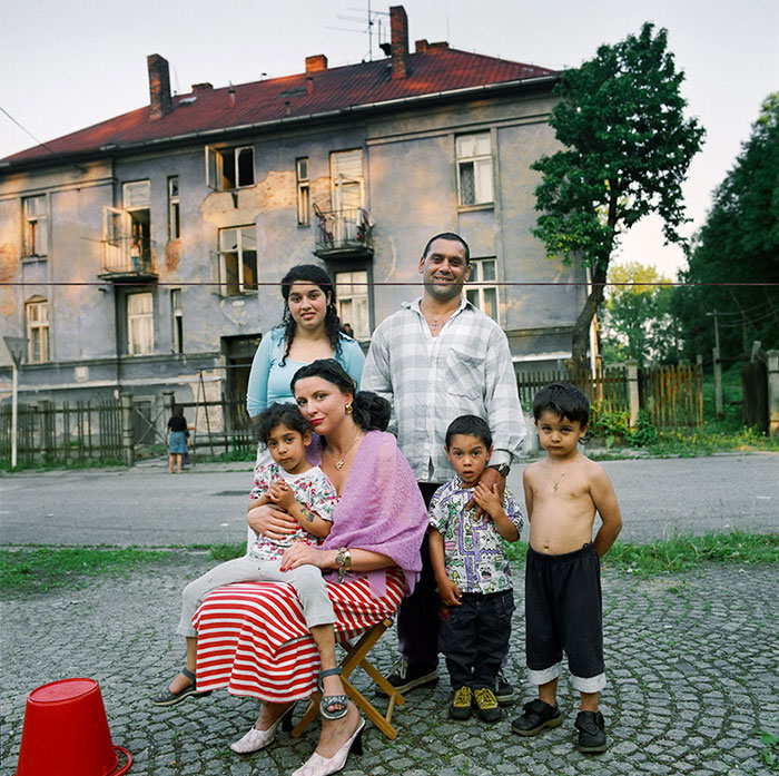Esta fotógrafa checa imagina su vida con distintos hombres en curiosos autorretratos
