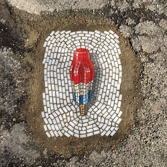 En Chicago no arreglan los baches y este artista los rellena con mosaicos de helados