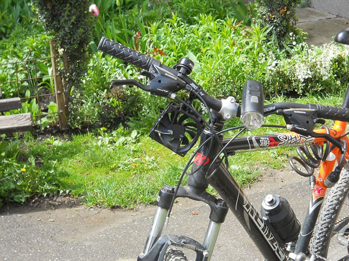 Este inventor rumano de 16 años ha creado un cargador de móvil para la bici por 5$ 