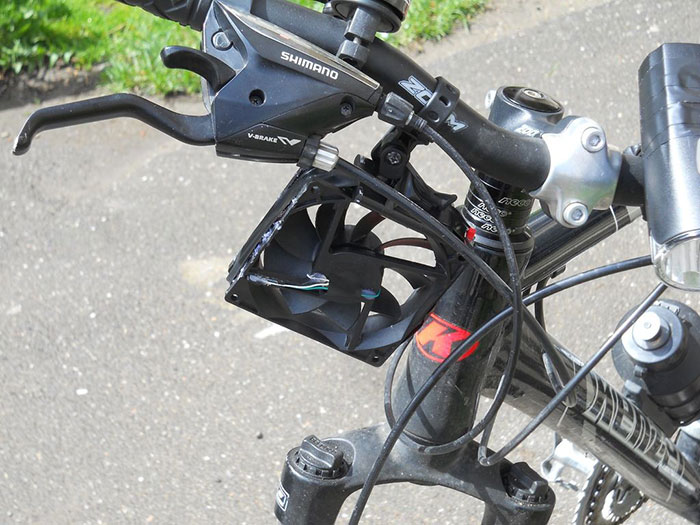 Este inventor rumano de 16 años ha creado un cargador de móvil para la bici por 5$ 