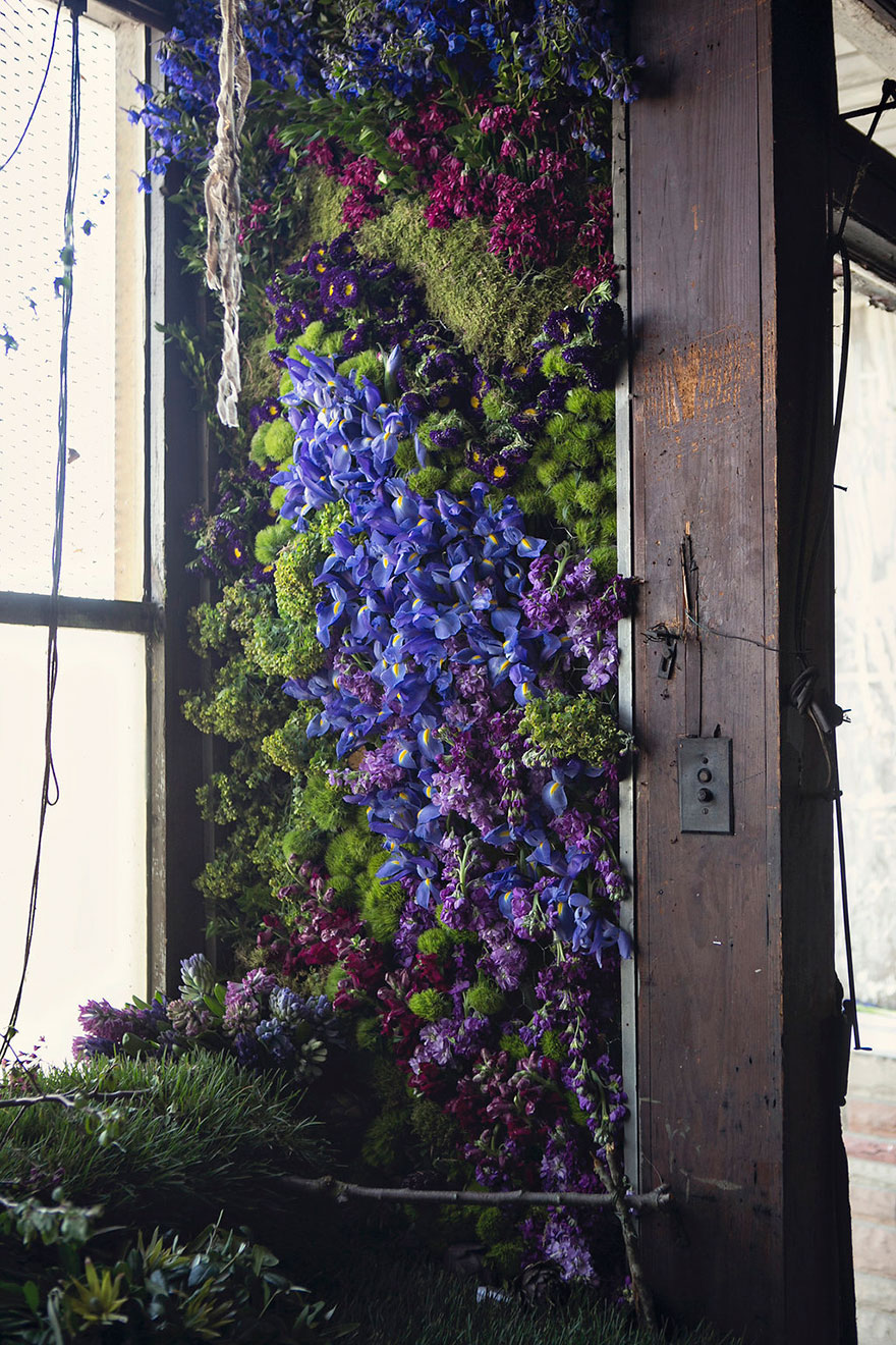 Esta artista compró una casa abandonada en Detroit por 500$ para revivirla con 4000 flores