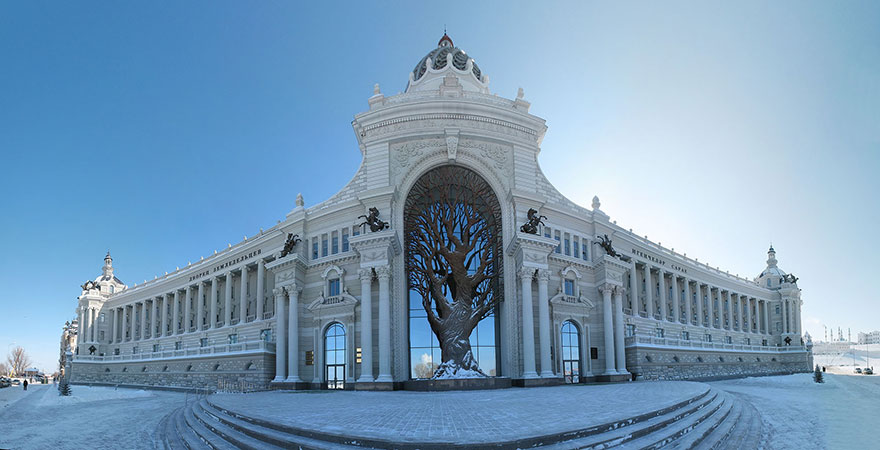 Este gigante árbol de metal da sombra en el Ministerio de Agricultura ruso