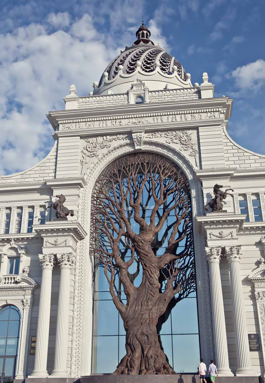 Este gigante árbol de metal da sombra en el Ministerio de Agricultura ruso