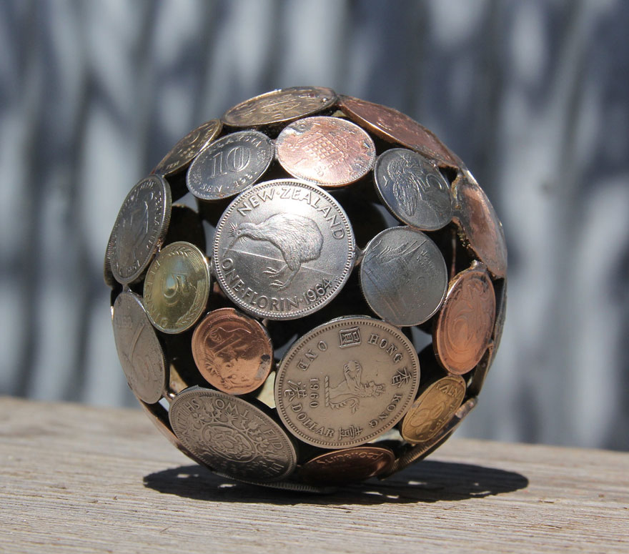 Este artista convierte monedas y llaves viejas en arte reciclado
