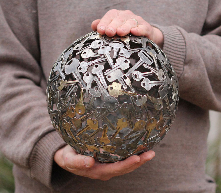 Este artista convierte monedas y llaves viejas en arte reciclado