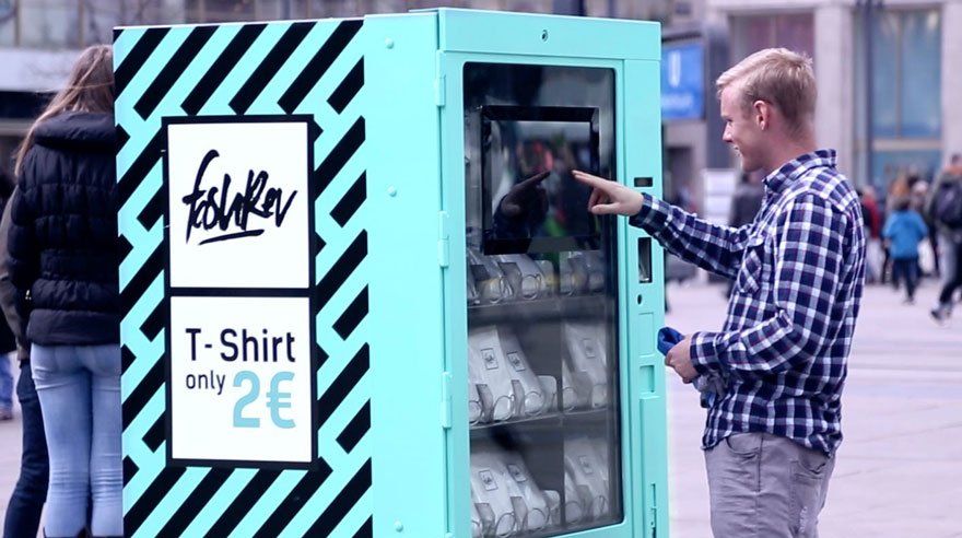 Esta máquina expendedora vende camisetas a 2 euros, pero nadie quiso comprarlas...