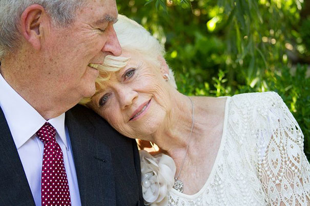 20 Parejas ancianas celebrando su boda y demostrando que nunca es tarde
