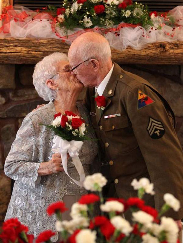 20 Parejas ancianas celebrando su boda y demostrando que nunca es tarde