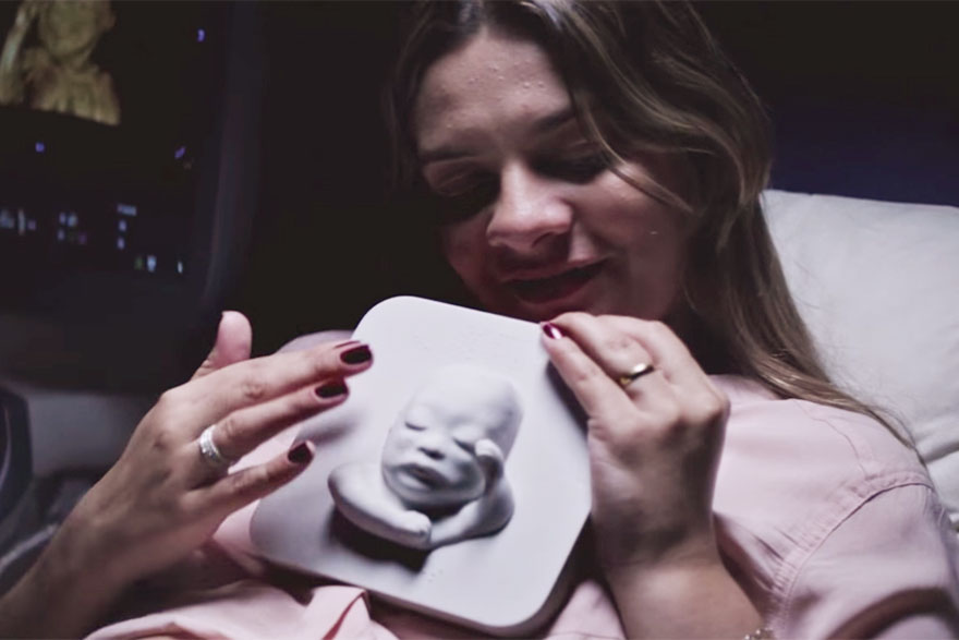 Esta embarazada ciega "ve" a su futuro hijo por 1ª vez gracias a la impresión 3D