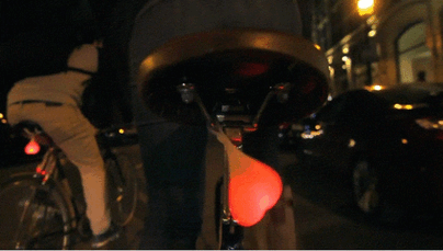 Hemos creado luces para la bici en forma de testículos para proteger a los ciclistas por la noche