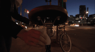 Hemos creado luces para la bici en forma de testículos para proteger a los ciclistas por la noche