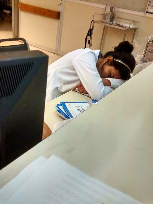 Los médicos publican fotos durmiendo en el trabajo para defender a una compañera a la que pillaron dormida