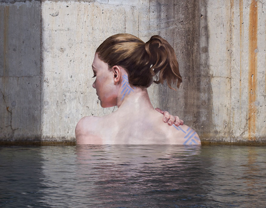 Este artista pinta asombrosos murales a nivel del mar sobre una tabla de surf