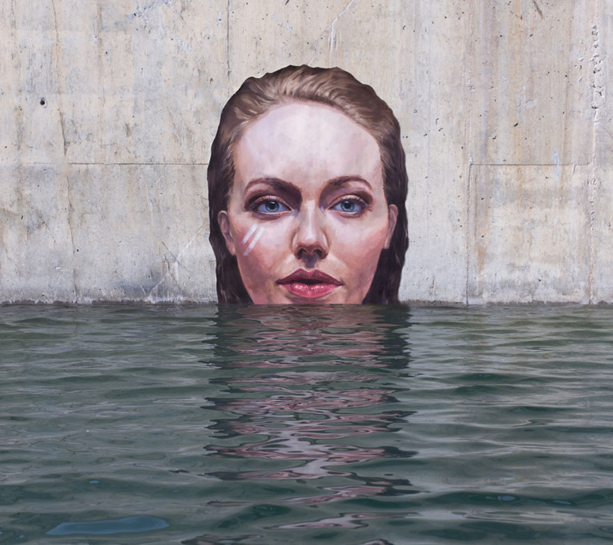 Este artista pinta asombrosos murales a nivel del mar sobre una tabla de surf