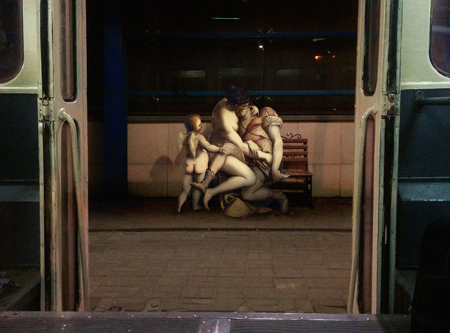 Los dioses de las pinturas clásicas se van de juerga por las calles de Kiev, Ucrania