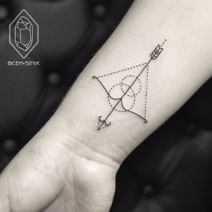 Esta tatuadora turca demuestra que menos es más con tatuajes geométricos de líneas y puntos