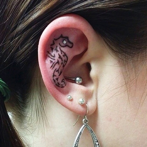 20 Tatuajes creativos en las orejas que darían hambre a Mike Tyson